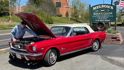 Auto repair mechanic